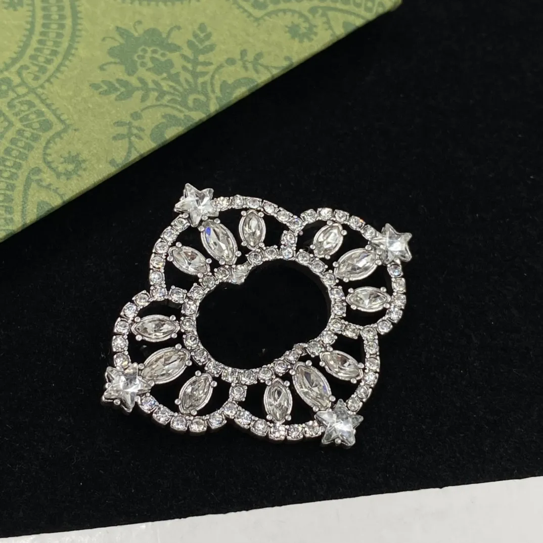Neue Brosche mit Diamond für Frau Mann Broschen Luxus Design Brosche Modezubehör Versorgung