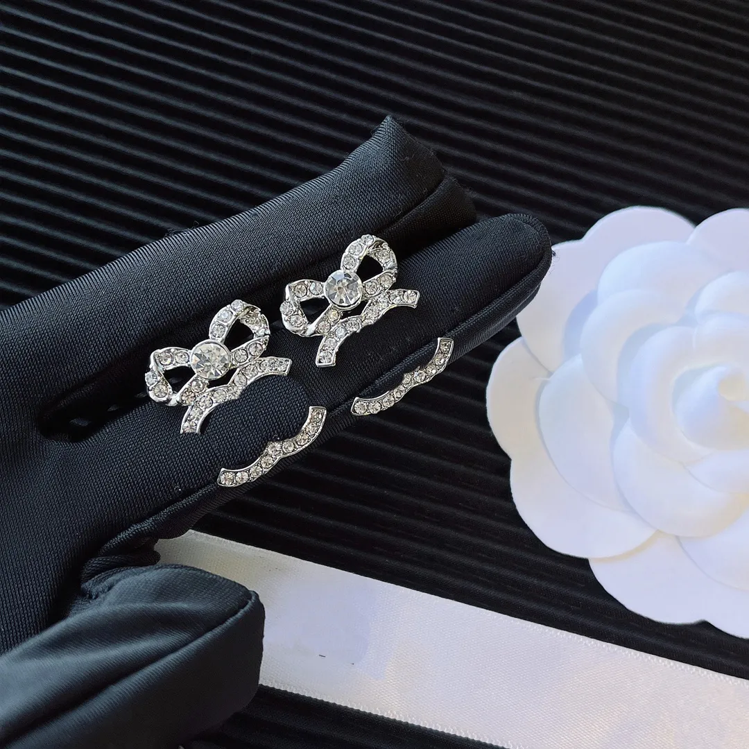 Orecchini di design con ciondoli Orecchini di design per ragazza Gioielli di moda Donne famose Orecchini con strass con borchie di diamanti Bowknot Accessori di marca di lusso Confezione regalo