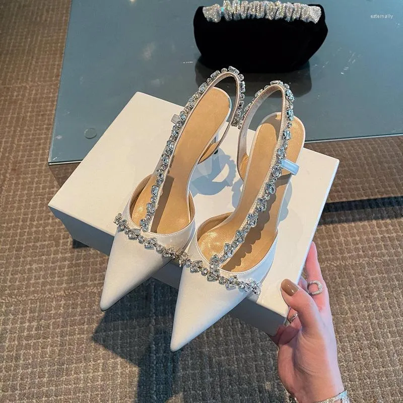 Scarpe eleganti 2023 Scarpe da sposa da donna con punta a punta Tacchi alti bianchi con sandali con strass per le donne Estate