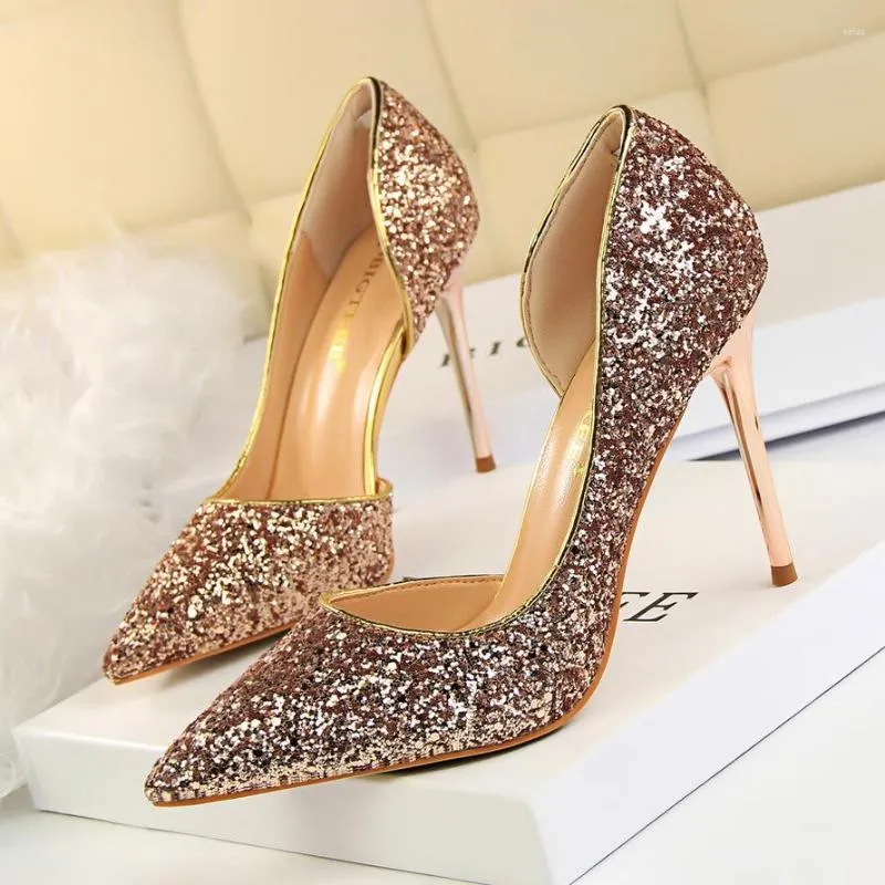 Sandaler 2023 Summer Women Shoes Sexy Nightclub Thin Women's Heel High grunt Tip Side Hollow Sequins Single