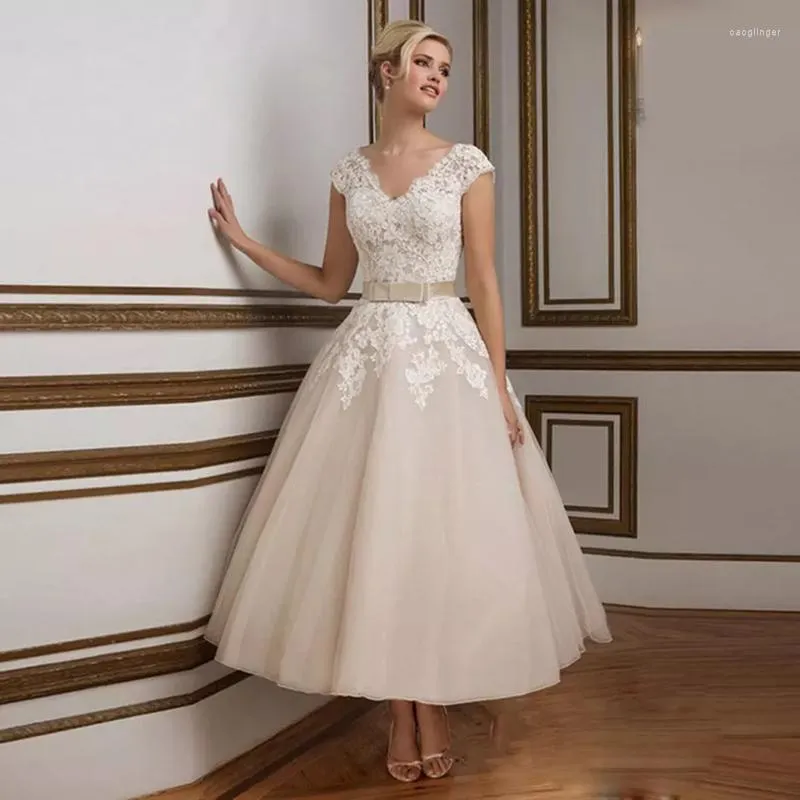 Trouwjurk elegante korte jurken 2023 met booggordel thee-lengte dop mouw v-hals kanten appliques knop a-line tule bruidsjurk