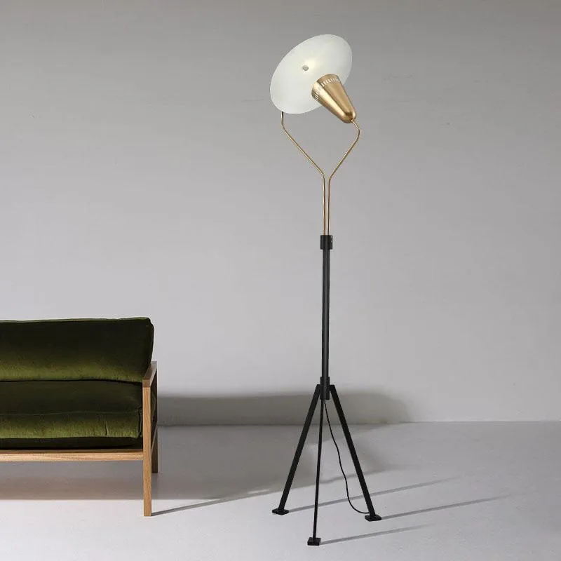 Zemin lambaları Postmodern Light Lüks Oturma Odası Lamba Nordic Tasarımcı Ins Rüzgar Net Kırmızı Model Kişilik Yatak Odası