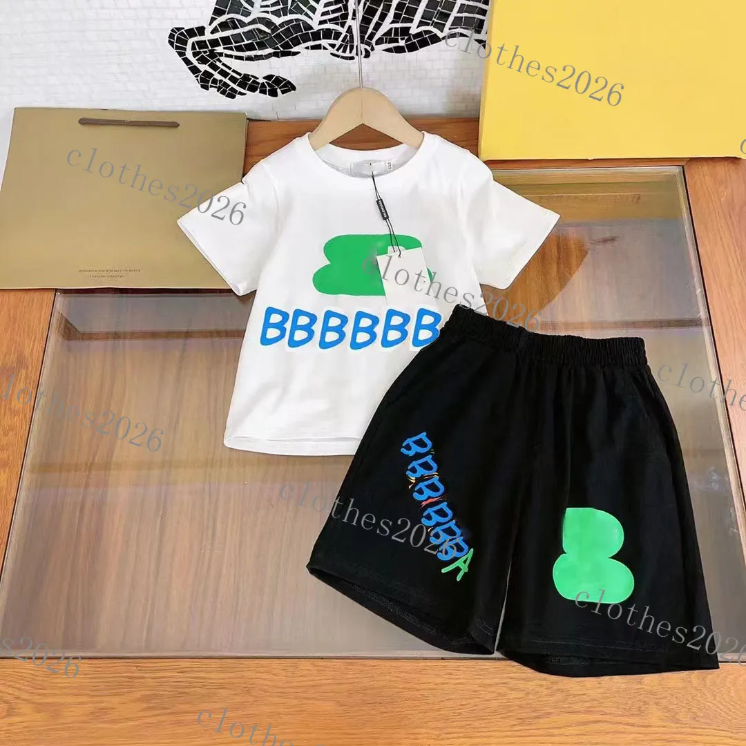 Ensembles de vêtements pour enfants Lettre Modèle Garçons Filles Survêtement Été À Manches Courtes Top T-shirts Et Shorts Ensembles De Luxe Designer T-shirts Tops Shorts Bébé Enfants Sportsuits