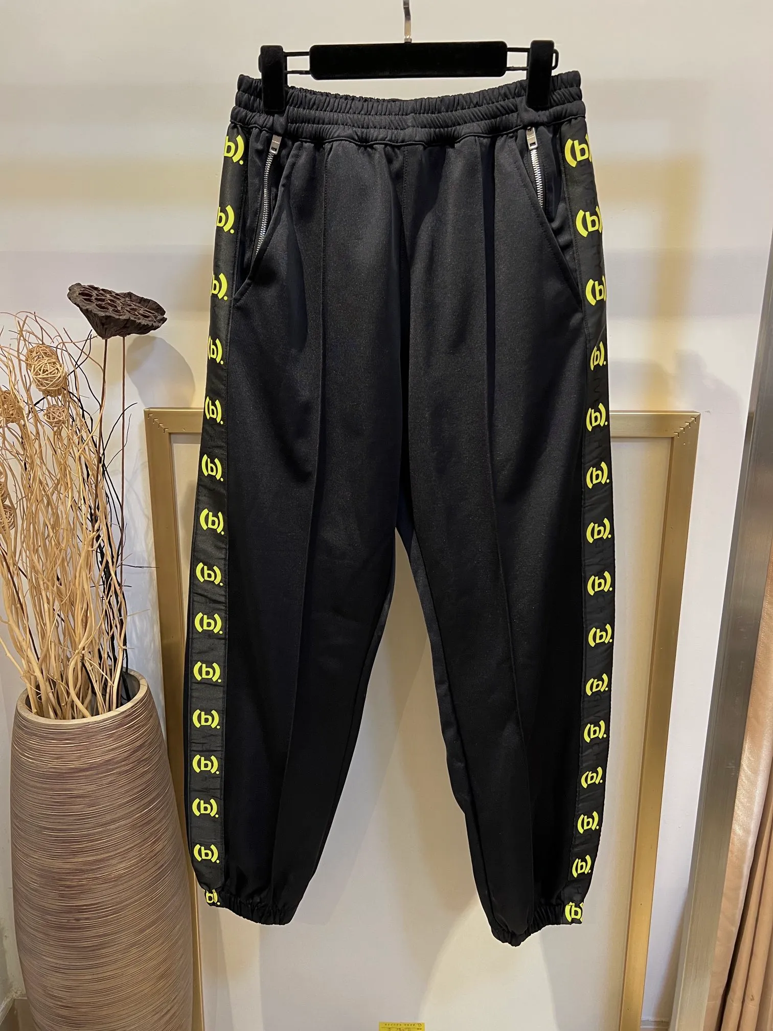 2023 Spring nyaste lyxiga herrdesigner jogging byxor ~ us size byxor ~ toppar kvalitet mens yoga joggers sp￥r svettbyxor