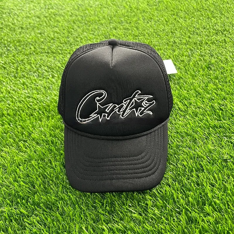 Chapeau de camionneur floral brodé personnalisé Rose et noir Snapback chapeau solide à bord plat avec dos en maille Snapback - France