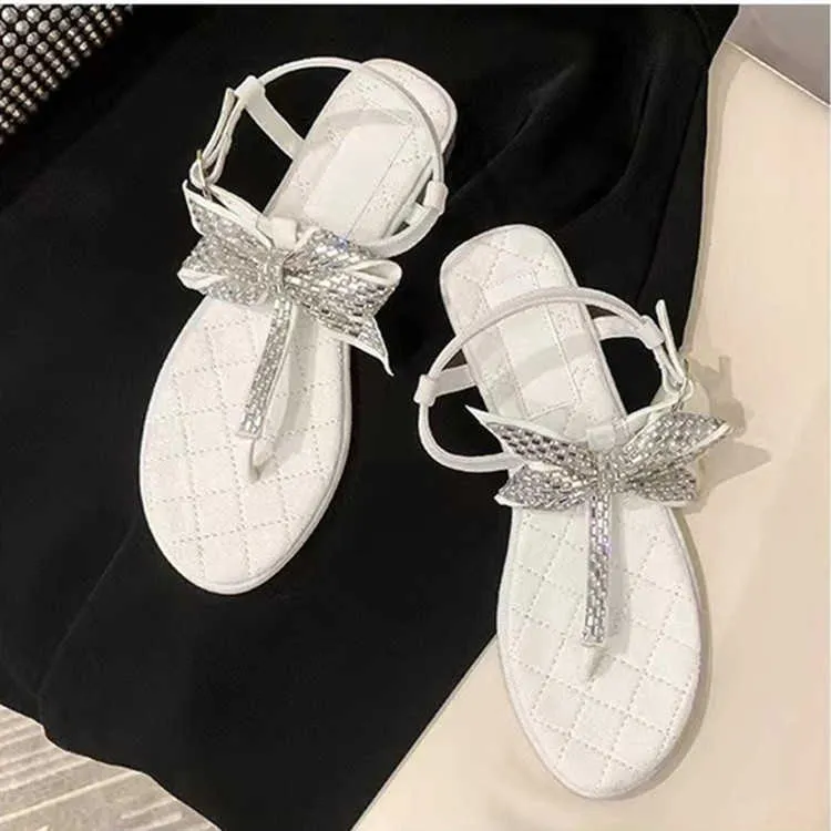 Petit parfum diamant clip pied arc sandales plates femmes 2023 conception nouveau polyvalent orteil chaussures de plage dégagement de chaussures