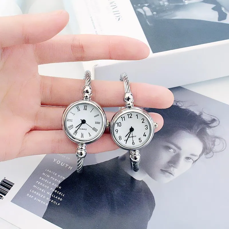 腕時計の豪華な小さなシルバーバングルメタルベルトクォーツ時計の女性用シンプルなステンレス鋼レトロレディース
