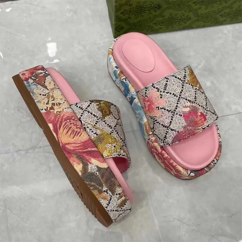 2023 Kadın Slaytlar Sandalet Platformu Slayt Terlik Kalın Dipler Lady Flip Flips Nakış Baskılı Moda Yaz Plajı Günlük Ayakkabıları 35-42 Kutu No298a