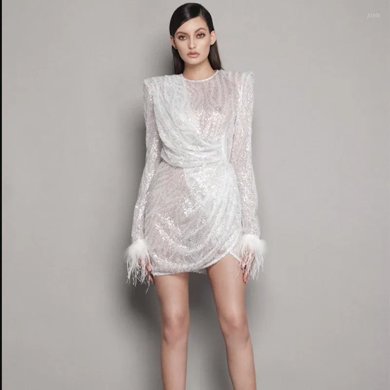 カジュアルドレスハイクロリティスパークリングスパンコールショルダーパッドホワイトドレス壮大なフェザースリーブイブニングミニウェディングパーティー衣装