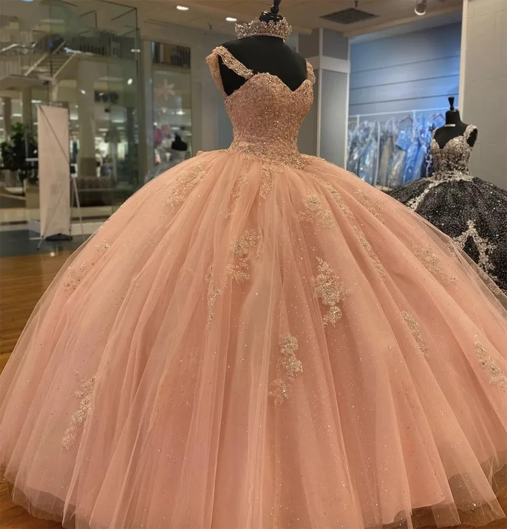 Abiti da festa Sweet Coral 16 Quinceaners Sparkly Lace Crystal Princess Ball Gpwn Prom Gowns Vintage Vestido De 15 Anos Compleanno 230221