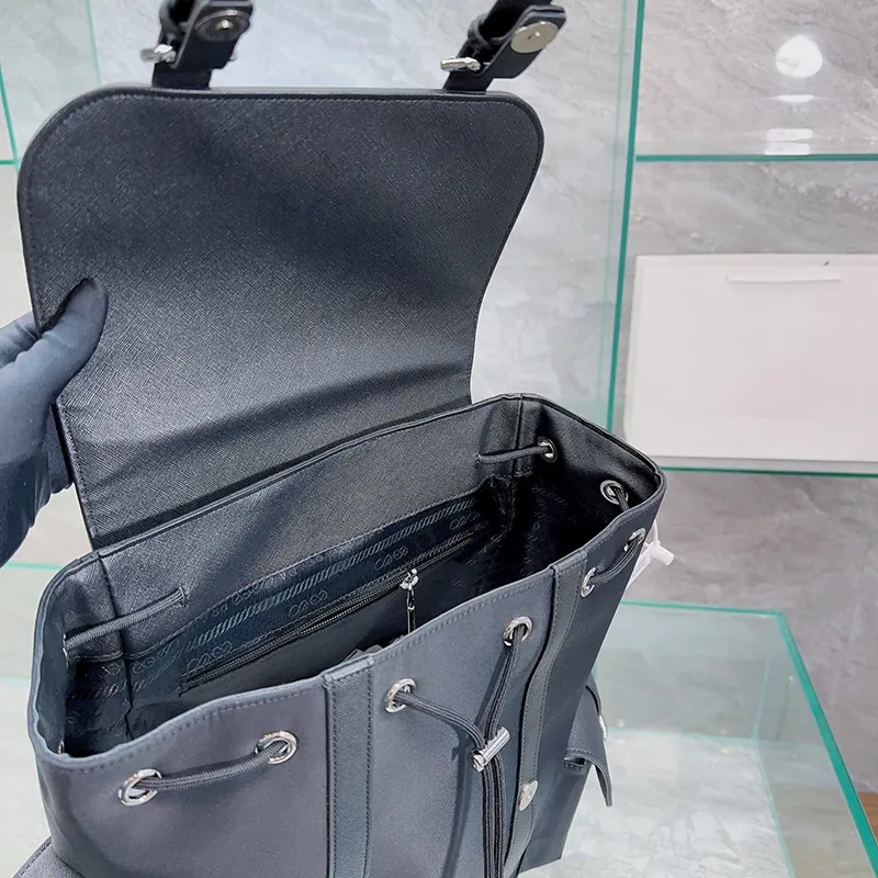 RAKKU - Wearable bag (着るバッグ)
