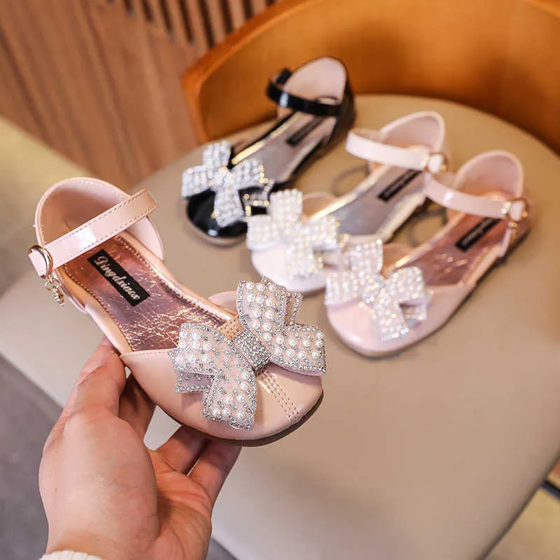 Sandals Girls Beading Bowknot Flat Sandals Children's Patent Leather Rhinestone Shoes Fashion Baby Kids Comfortable Wedding Sandals G692 R230220