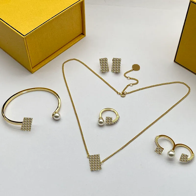 Pearl Earring Women Party Charm List Naszyjnik Pełna diamentowa bransoletka Lady Lucky Gold Gift Biżuter