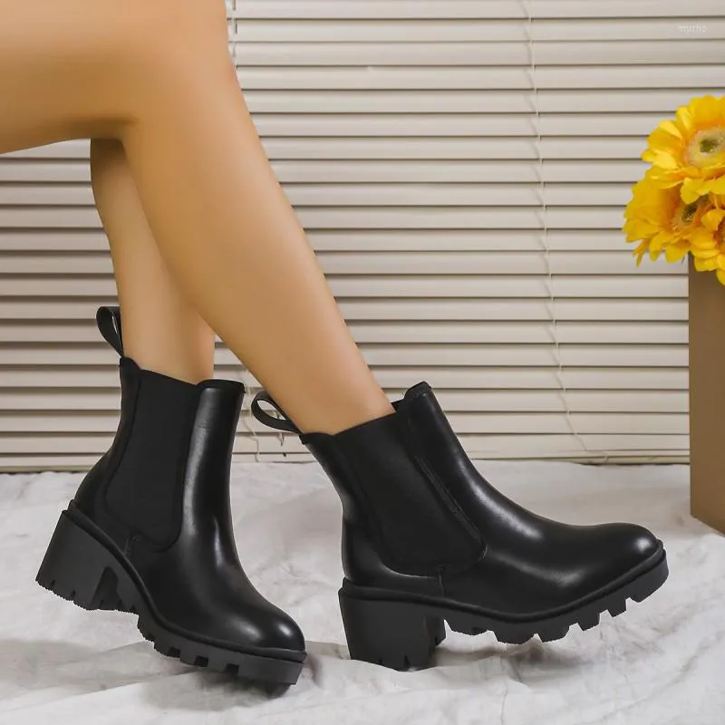 Boots Style Sapatos de plataforma de tornozelo feminino Saltos baixos punk punk não deslizamento de moda damas esticadas curtas 2023