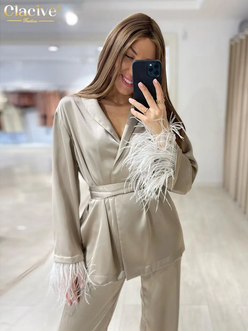 Kvinnor Tvåbitar byxor Clablive Causal Loose Home Suit Autumn Fashion Khaki Satin Wide Pants Set Elegant Long Sleeve Laceup Robes Two Piece Set Womens 230220