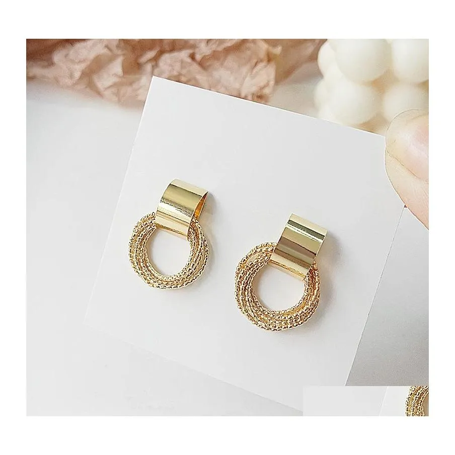 Charm Designer Filigrane Cool Wind Simple Cirlcs Charms Gold Stud Boucles d'oreilles Light Luxe Style européen Déclaration Femmes Mode Earrig Dhqec