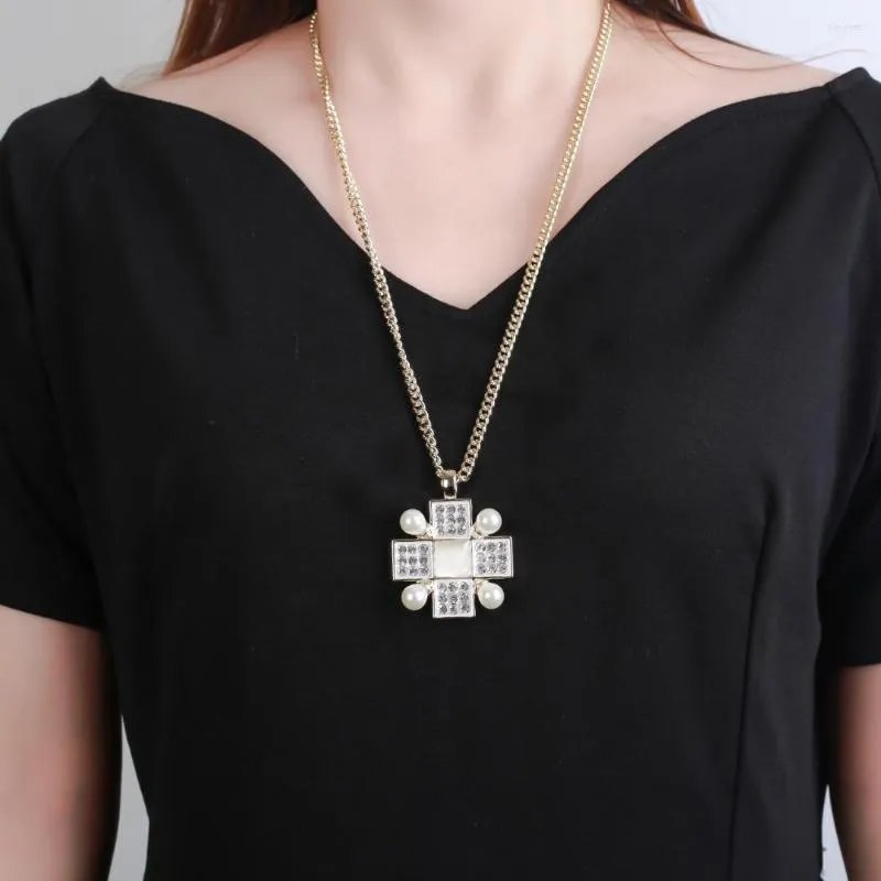 Pendant Necklaces Fine Ladies Pearl Crystal Inlay Necklace Cuban Chain Cross For Women Brand Party Accessories