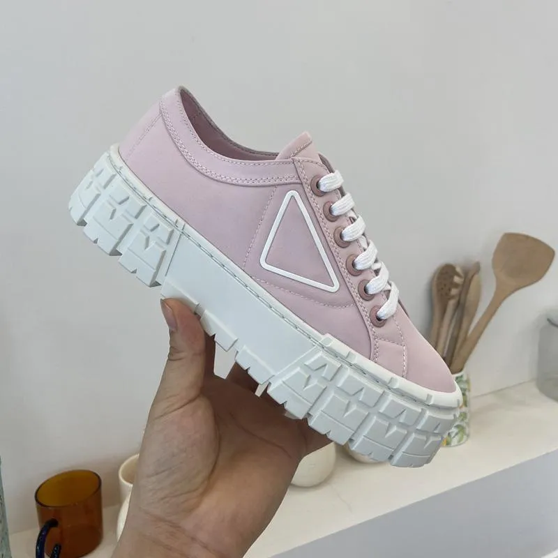 Med Box Prad Double Wheel Nylon Gabardine Sneakers för kvinnor Designers Shoes White Blue Desert Beige Platform Sneaker Chunky Heel Traine OQ 3816