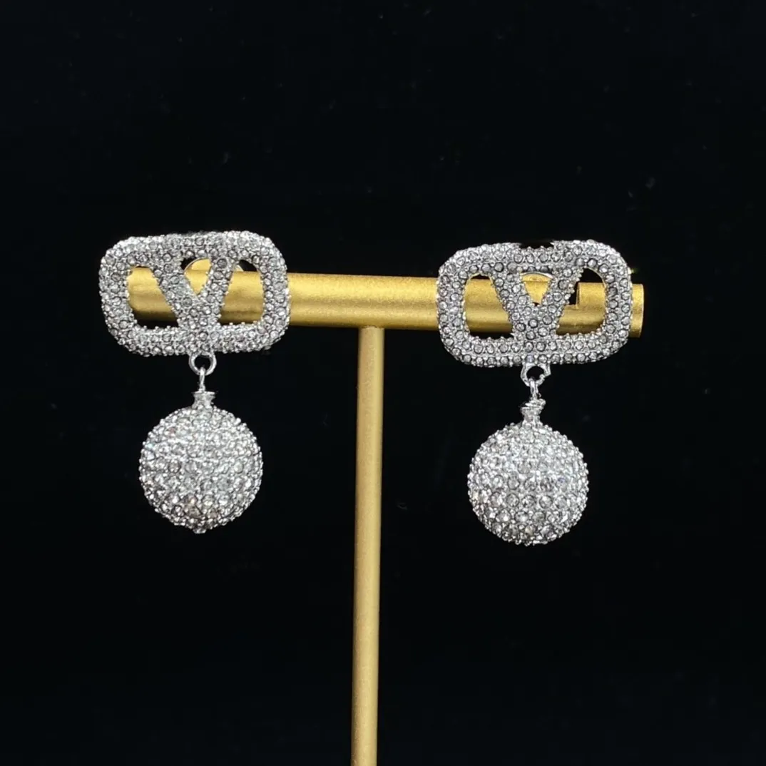 Charme 2022 Nouvelles boucles d'oreilles à charme mode Designer de luxe de luxe perle boules d'oreilles de mariage cadeau de Noël Excellente qualité avec bo