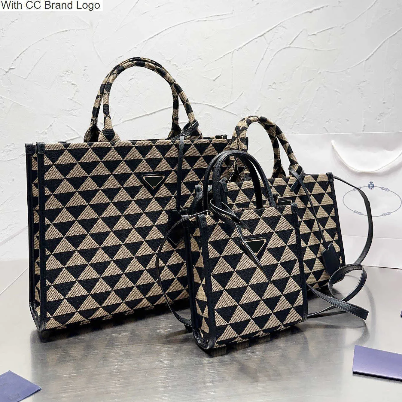 CC Totes Maxi Symbol Вышивка Ткань Totes Bag Старинные сумки большой емкости Треугольный стежок с кожаным плечевым ремнем Дизайнер Luxury Outdoor Shopping Ba