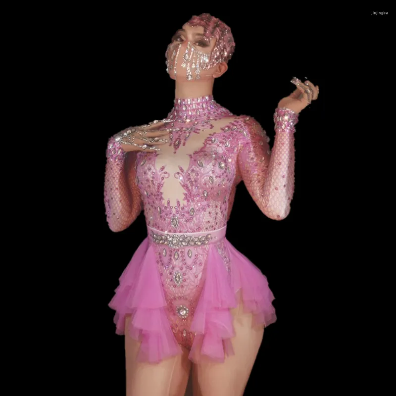 ステージウェアキラキラしたラインストーンボディスーツ女性弾性ピンクメッシュフリルクリスタルレオタードナイトクラブダンサーコスチュームパーティーの衣装