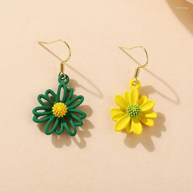 dangle earrings女性のための非対称の花