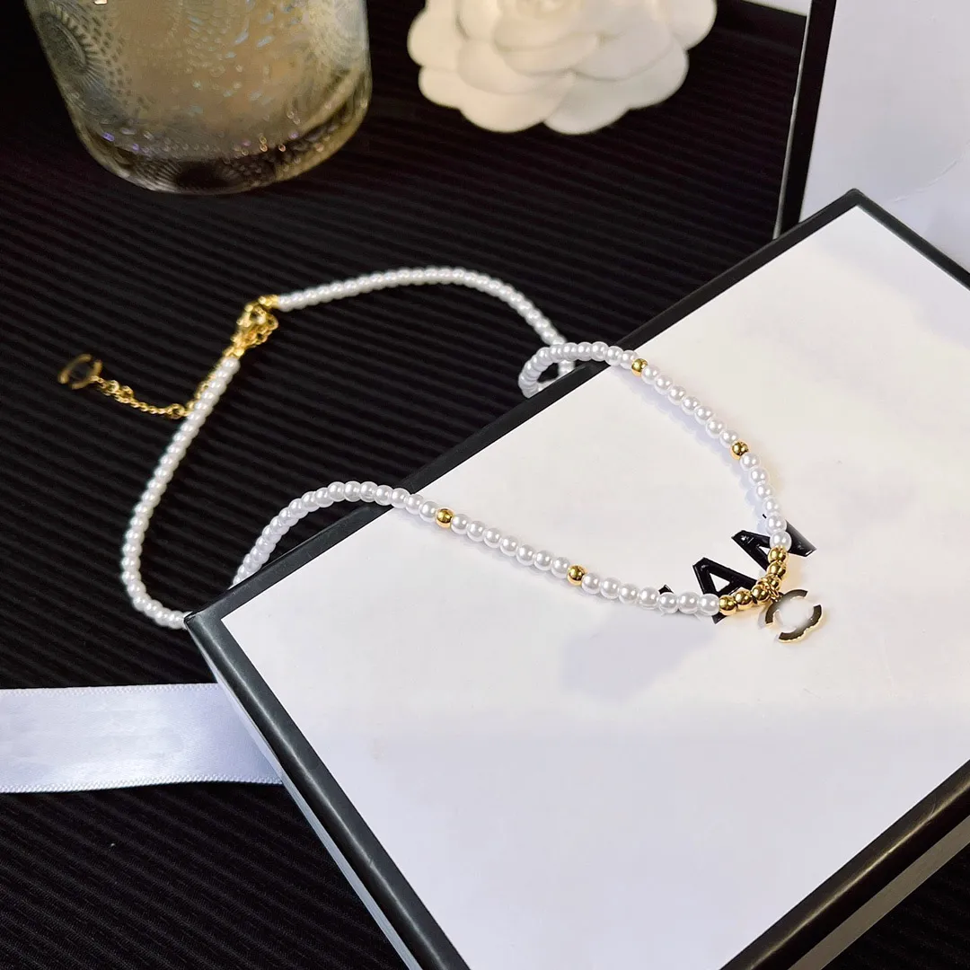 18K Gold Bated aço inoxidável colar de pingente de moda feminina marca feminina marca dupla colares de cartas Chaker Crystal Imatiting Pérola Jóias de Casamento Presentes