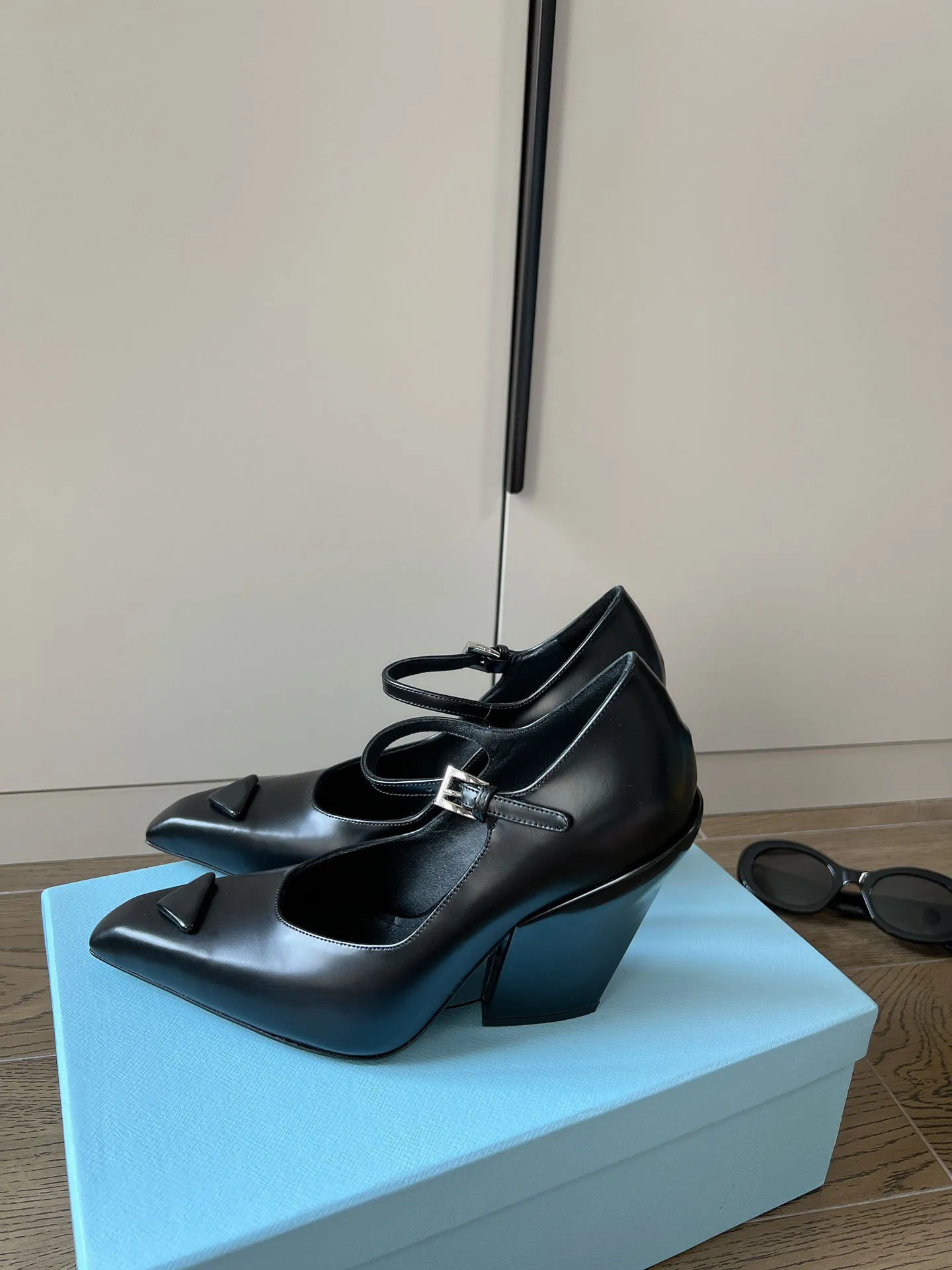 Kadın ayakkabıları pist fırçalanmış deri pompalar siyah eğimli topuk mükemmel İtalya ayakkabıları