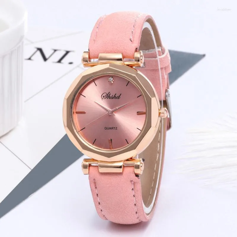 Bilek saatleri moda izle kadın deri bayanlar izlemeler kristal lüks pembe siyah montre femme küçük bekçiye saatler