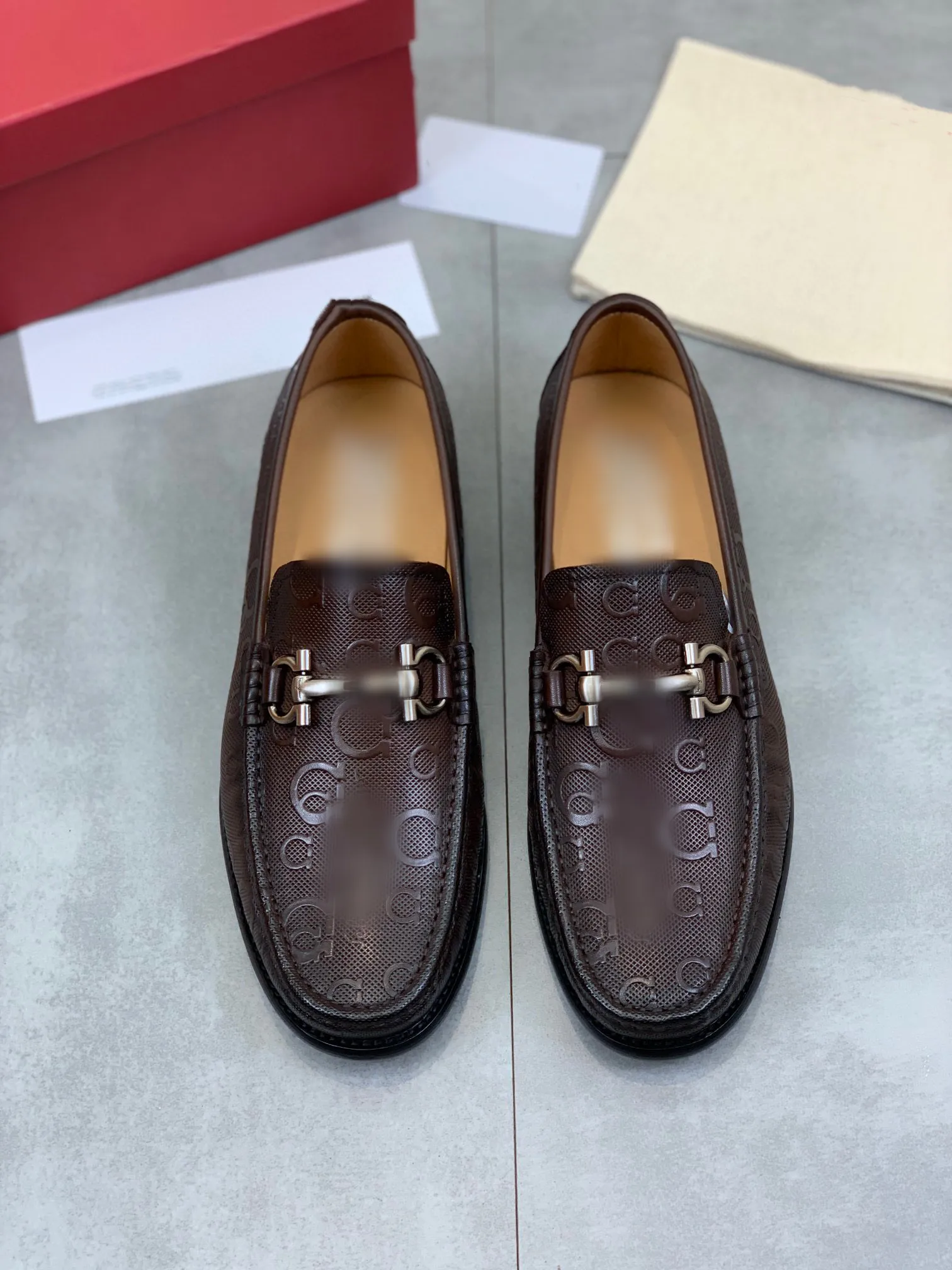 2023 scarpe eleganti da uomo firmate nero marrone lettera intagliata moda di lusso da uomo casual punta scarpe da sera da ballo con scatola originale