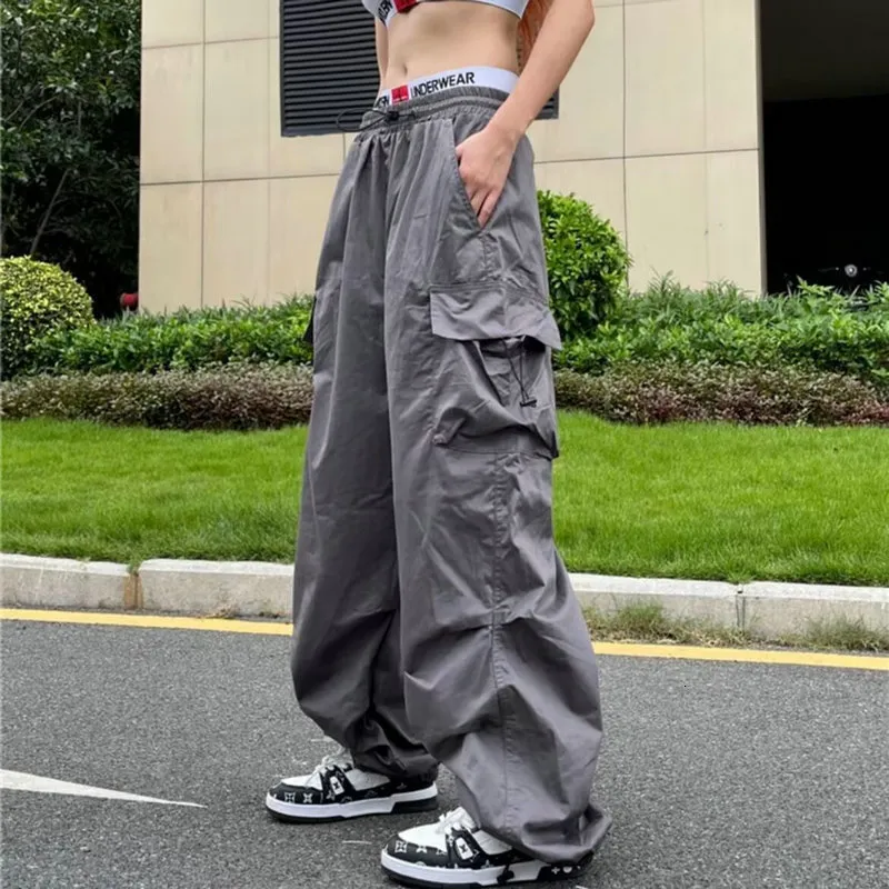 Calça feminina de paraquedas de verão de pára -quedas pretas de streetwear de tamanho grande bolsos de carga de carga Harajuku perna larga calça de moletom 230222