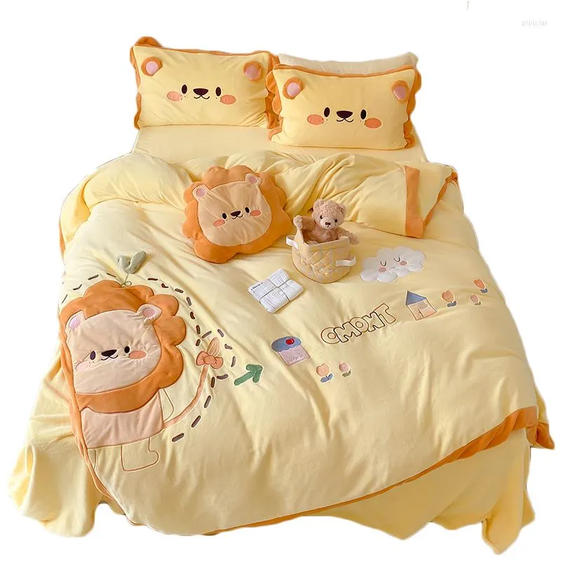 Sängkläder sätter gul lejontecknad fyra stycken inställd tjock mjölkfiber vinter korallfleece ark