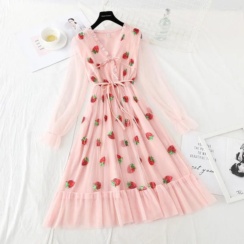 Casual Dresses Sweet Pink 2023 Summer Sequined Brodery Strawberry Dress Women's V-Neck Puff Sleeve Bow Tulle Mesh Pleated Midi