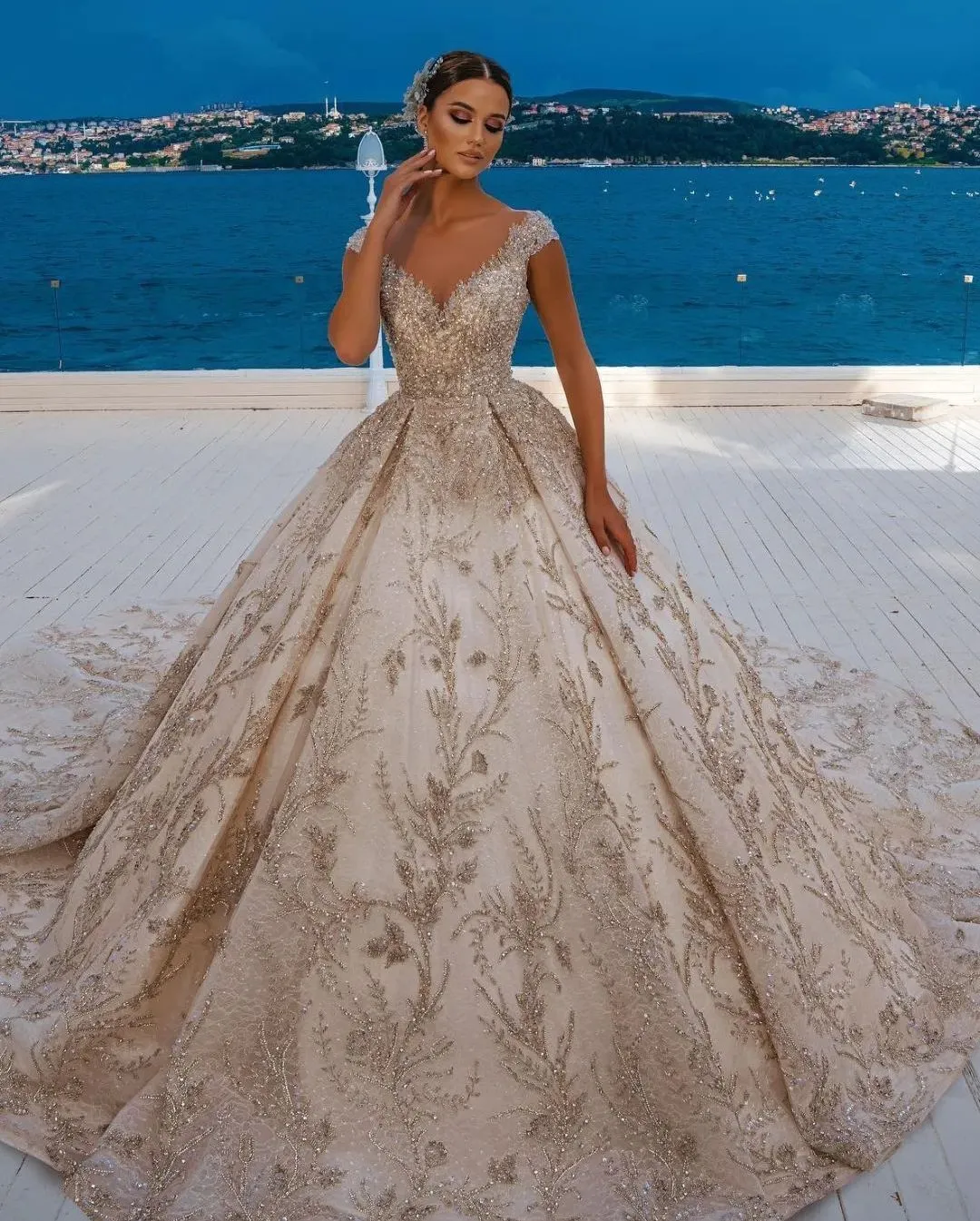 Luxury Ball Gown Wedding Dresses Sleeveless V Neck Sequins