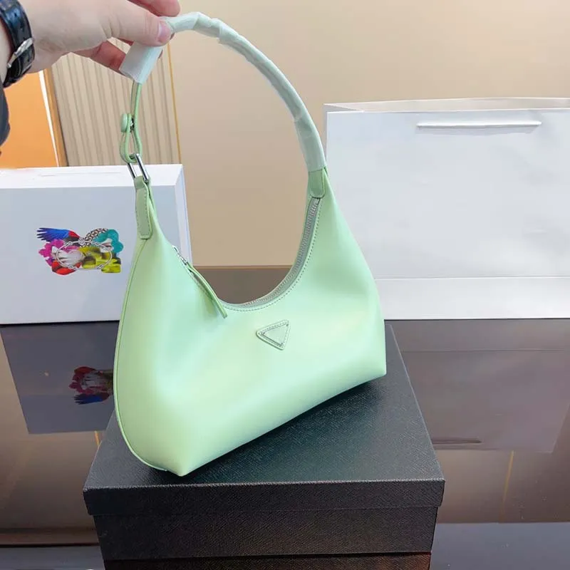 Zarf çantası kadın tasarımcı çanta mini pochette deri tutucu metal aksesuarlar fermuar kapanma baskılı naylon astar