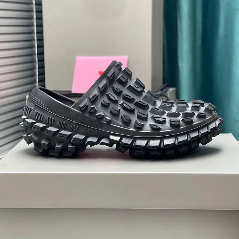 Дизайнерские мужчины Black Tire Sandals Sandals Platform Defender Shoe Bump Texture против Slip Fashion Summer Slippers 39-46 SIGE SANDAL SANDAL