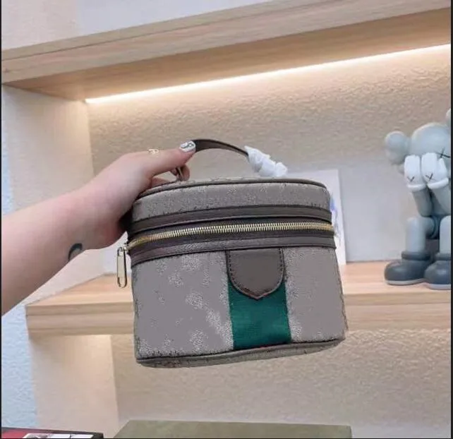 Kosmetiska väskor storlek 16*20 cm designer kvinnor handväska kvinnor kosmetiska väskor makeup väska resepåse smink väska damer purses toalettbäska