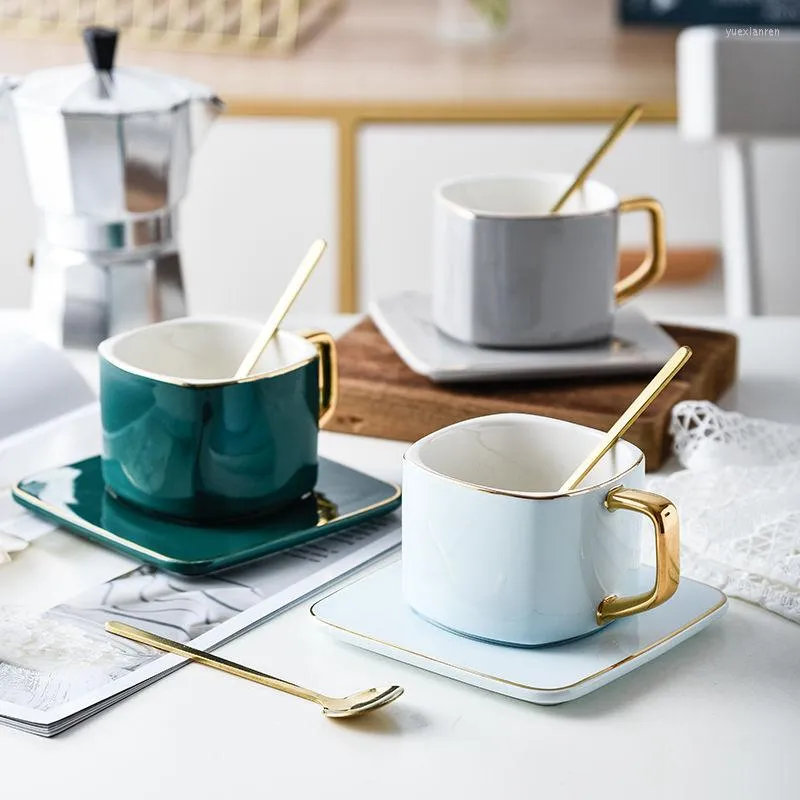 Чашки блюдцы Классические керамические кофейные кружки фарфоровые квадратные чайные напитки Spoon Buster Set Золотые края и обрабатывают творческий дизайн
