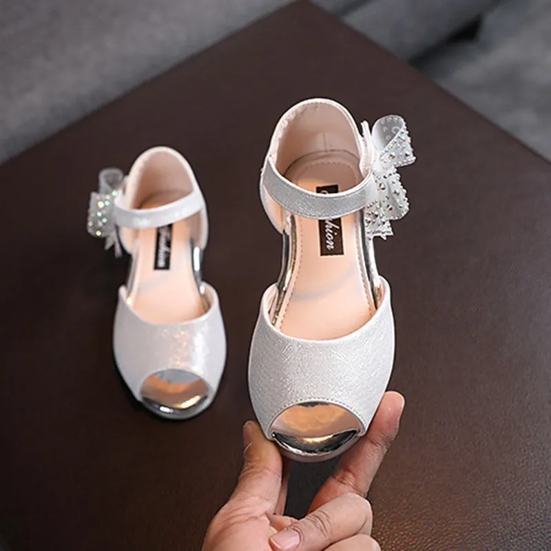 Sandali Baywell Bambini Scarpe estive Ragazze Pasta Diamond Bowknot Bambini Sandali principessa Pearl Flower Girls Dance Scarpe piatte 230223