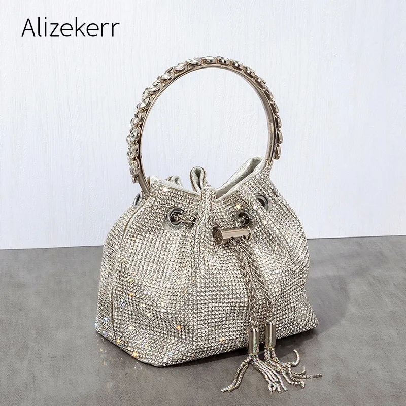 Kvällspåsar Diamonds Tassel Evening Clutch Bag Women Luxury Designer Chain Metal Ring Handle Shiny Crystal Bucket Purse Bridal Wedding Party 230223