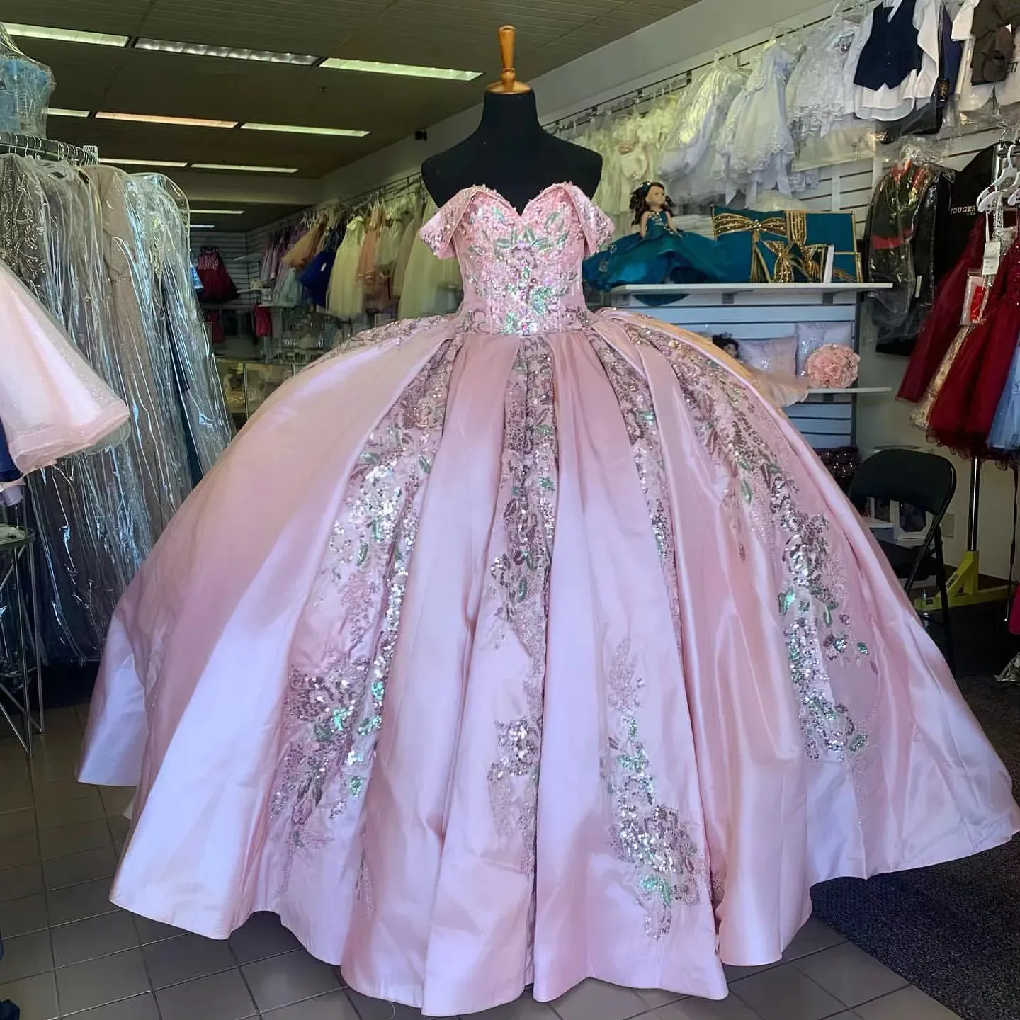 2023 luz rosa quinceanera vestidos lantejoulas apliques fora das alças de ombro cetim até o chão espartilho volta doce 16 festa de aniversário baile de formatura vestidos de noite 401