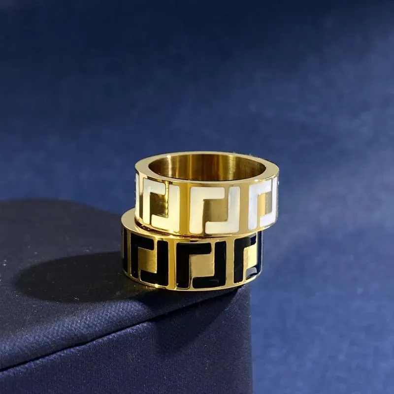 Joya de anillo de diseñador de hombres clásicos titanio acero acero anillo de oro damas anillo de amor letra de lujo f marca en caja nueva 6 7 8 9