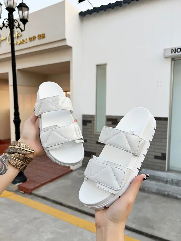 Sandales Fashion Sandals äkta läderkvinnor tofflor Summer Luxury Flat Slides Ladies Beach Sandal Party Wedding Oran Slipper Storlek 35-43 med Box 0218