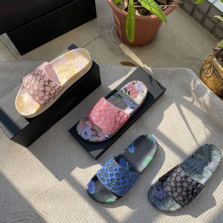 2023 Designer Beach Sandals Slides Mens Kvinnor präglade tofflor Summer Sandal Beach Slide Plat Platform Ladies Home Fashion Shoes Stands Causal Slipp P7B4#