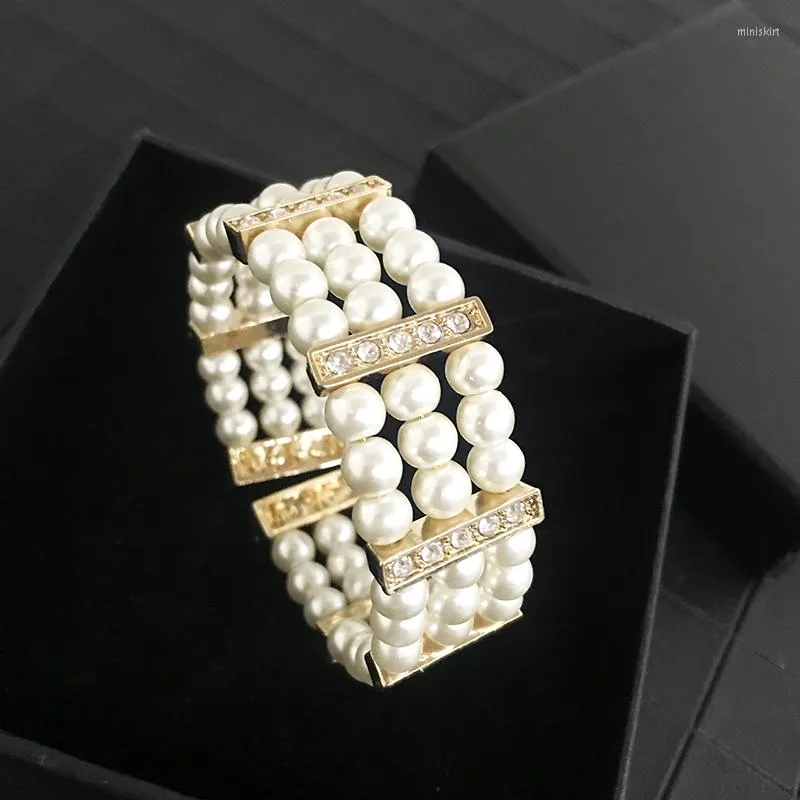Bangle Elegant Lady Pearl Armband Inlaid Crystal Wrist Ornament Handgjorda pärlstav kvinnors smycken
