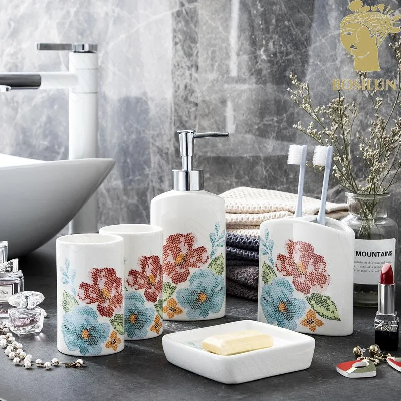 Bath Accessoire Set Noord -Europa Keramische badkamer Vijf deksel Poestedienbloempatroon Soap Bottle Creatieve mondwater Cup Badkamers Accessoires