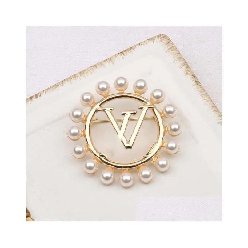 Pins broches 10style eenvoudige l dubbele v letter luxe broche esign pins vrouwen kristal strass pearl suit pin mode sieraden deckcv