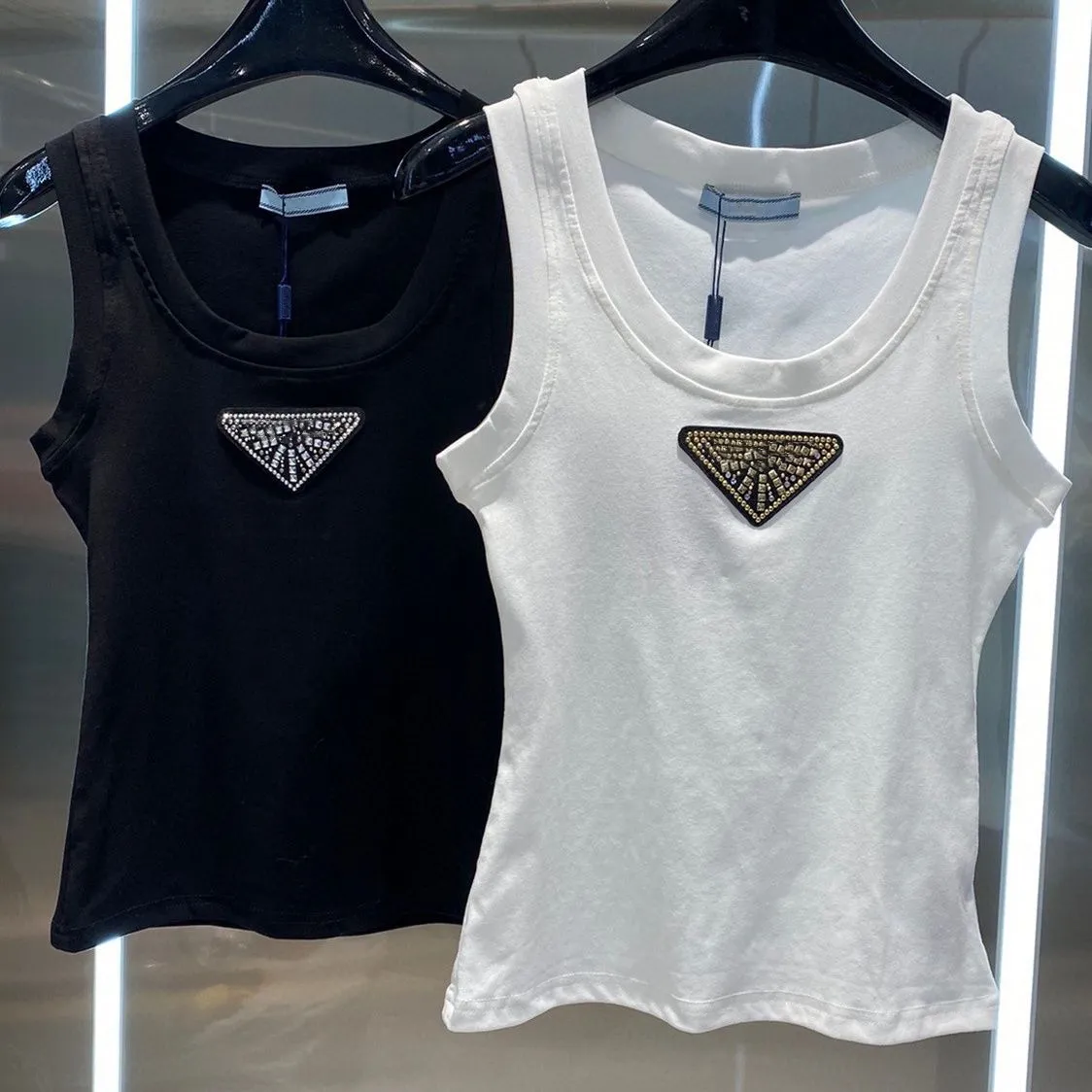 夏の女性タンクTシャツトップセクシーなデザイナースポーツ肩ブラックホワイトタンクカジュアルノースリーブバックレスティーシャツ