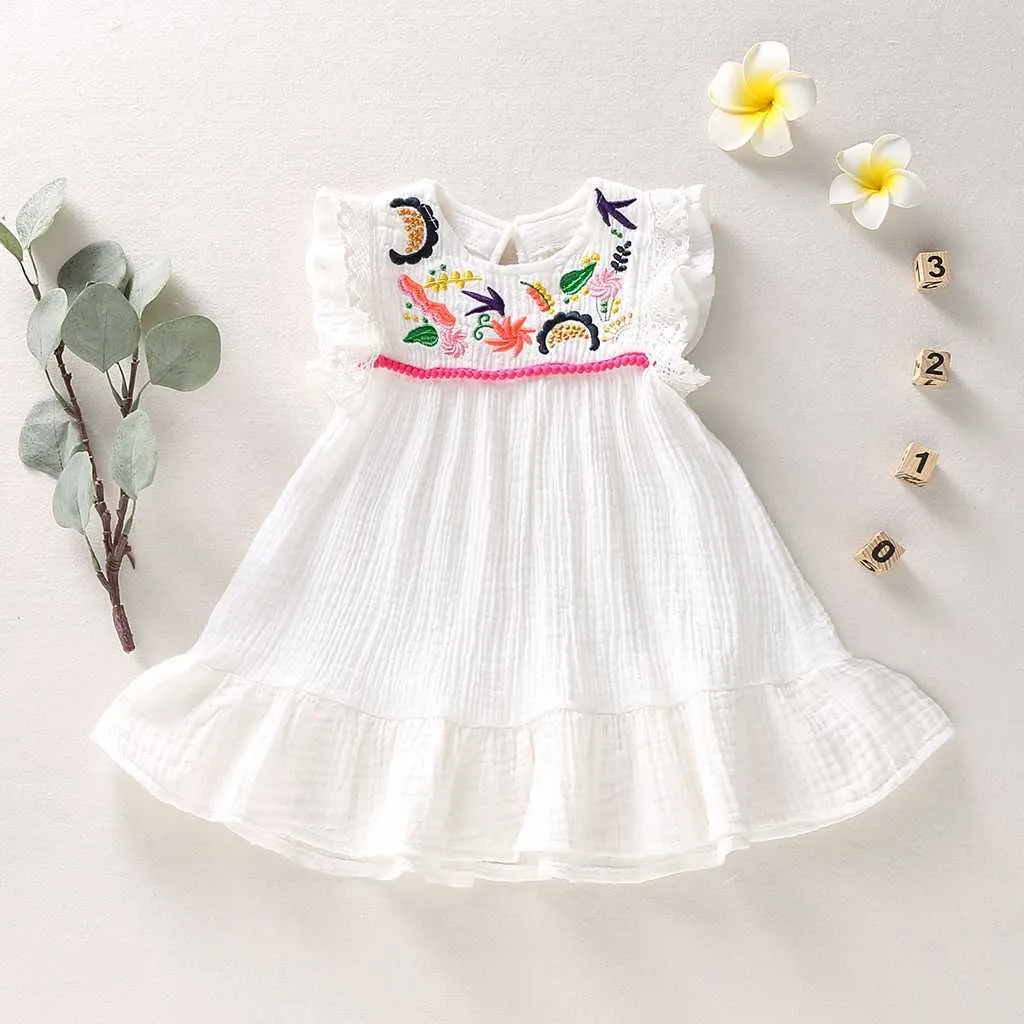 Robes de fille infantile bébé filles coton lin robes plissées à manches courtes broderie délicate balançoire robe blanche été loisirs robe Z0223