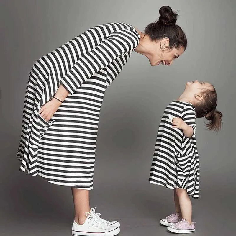 Mädchenkleider Sommer Mama und ich Familie passendes Set Mutter Tochter gestreifte Kleider Kleidung Mama Kleid Kinder Kind Outfits Mama Baby Mädchen Anzug Z0223